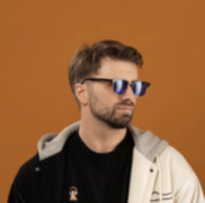 Avilo portrait